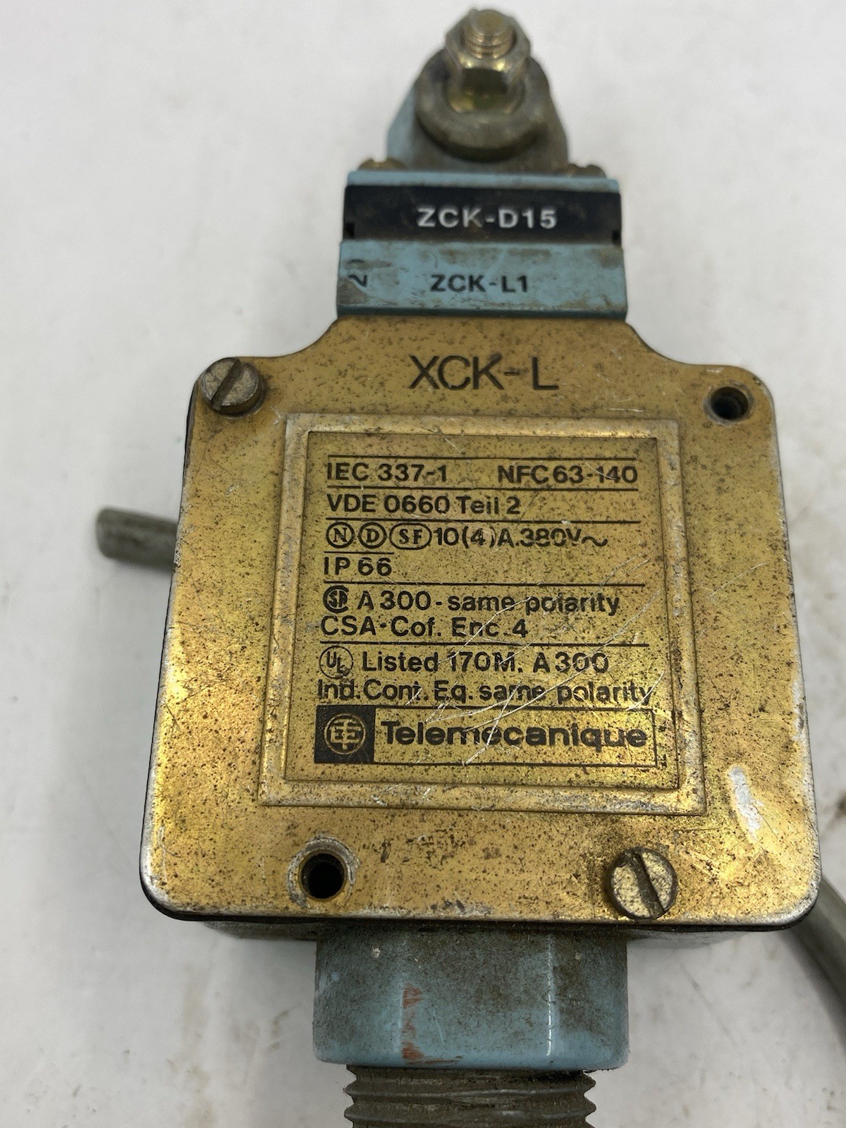 TELEMECANIQUE XCK-L LIMIT SWITCH W/ ZCK-L1 BODY W/ ZCK-D15 OPERATOR HEAD