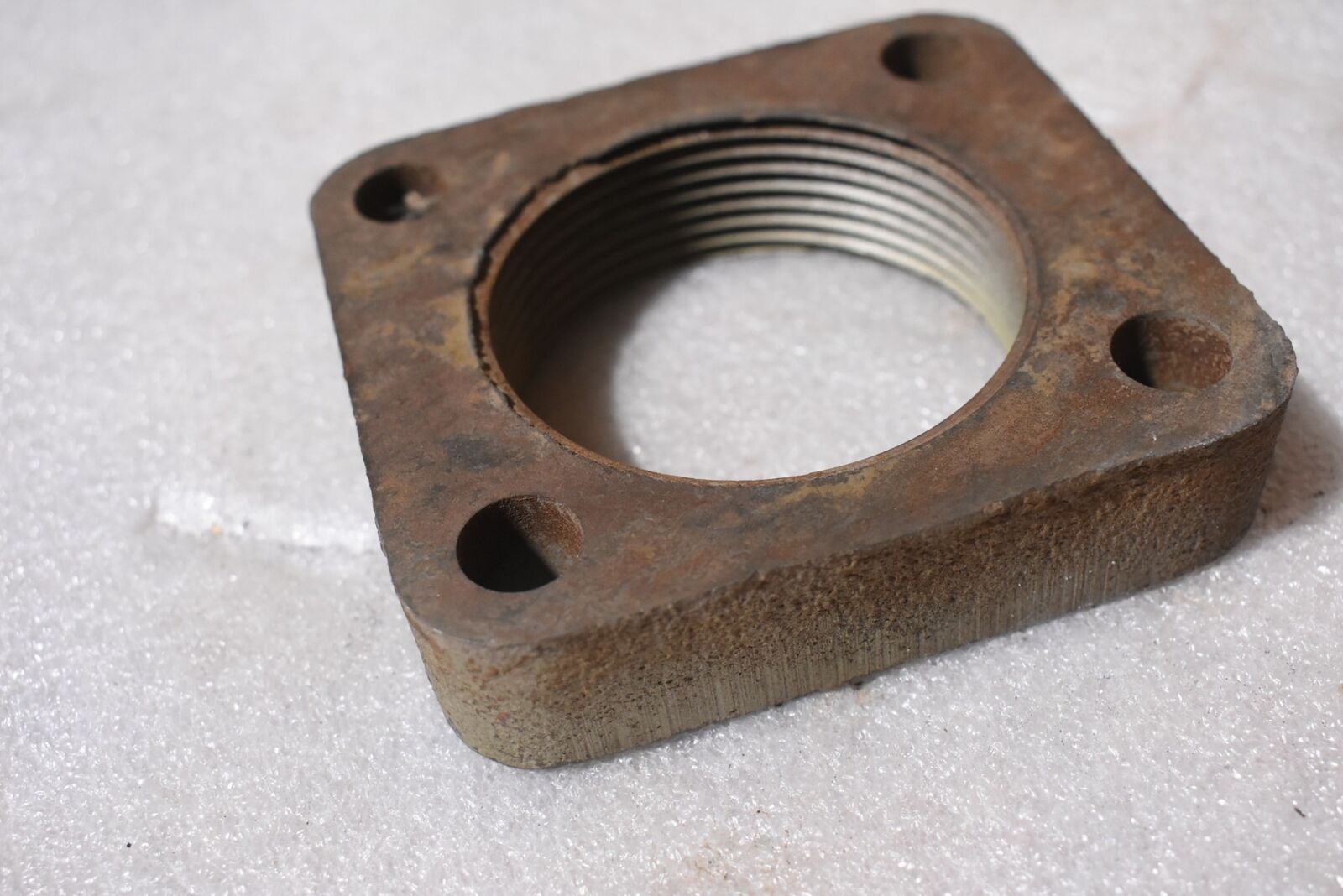 WWL 2350 SQUARE FLANGE MOUNT 2-1/2″ NPT, 3.67″ X 4″ X 1″
