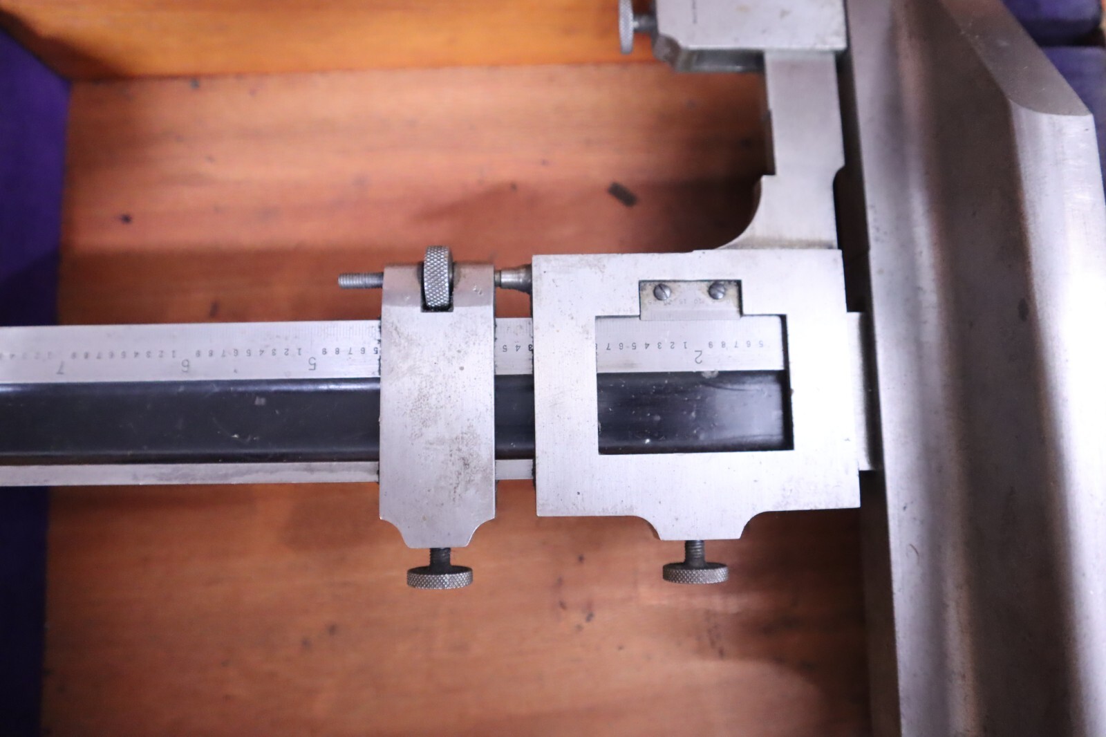 Nice Used Vintage Brown & Sharpe 585 Height Gage W/ Wooden Case 0-11″ Tools Weld