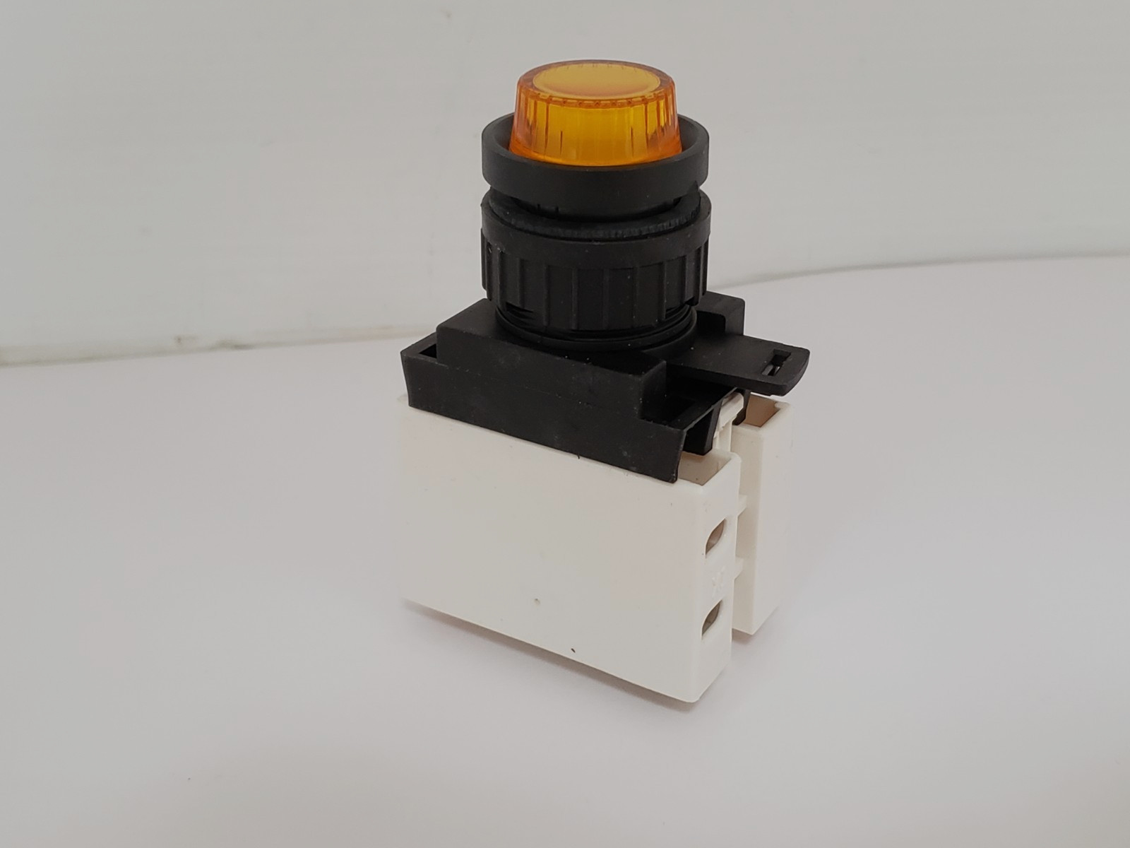 ABB SK 615 004-AA PILOT LIGHT YELLOW W/CONTACT BLOCK 110-120V 50/60HZ NNB