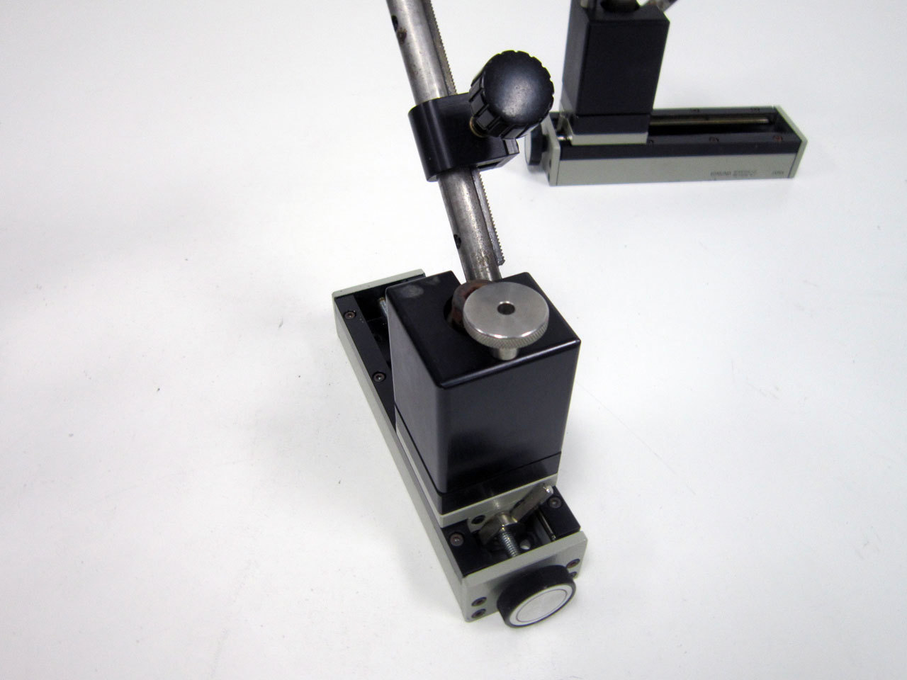EDMUND SCIENTIFIC LINEAR MOTION RAIL WITH ANGLED HOLDING MOUNT HOLDER