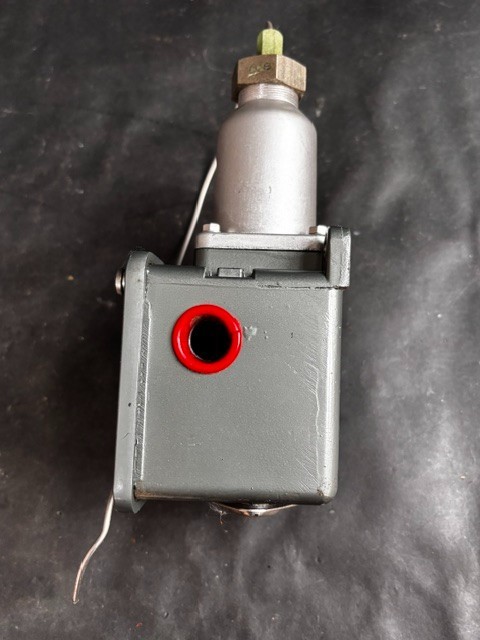 UNITED ELECTRIC E105 TEMPERATURE SWITCH ($112 OBO)