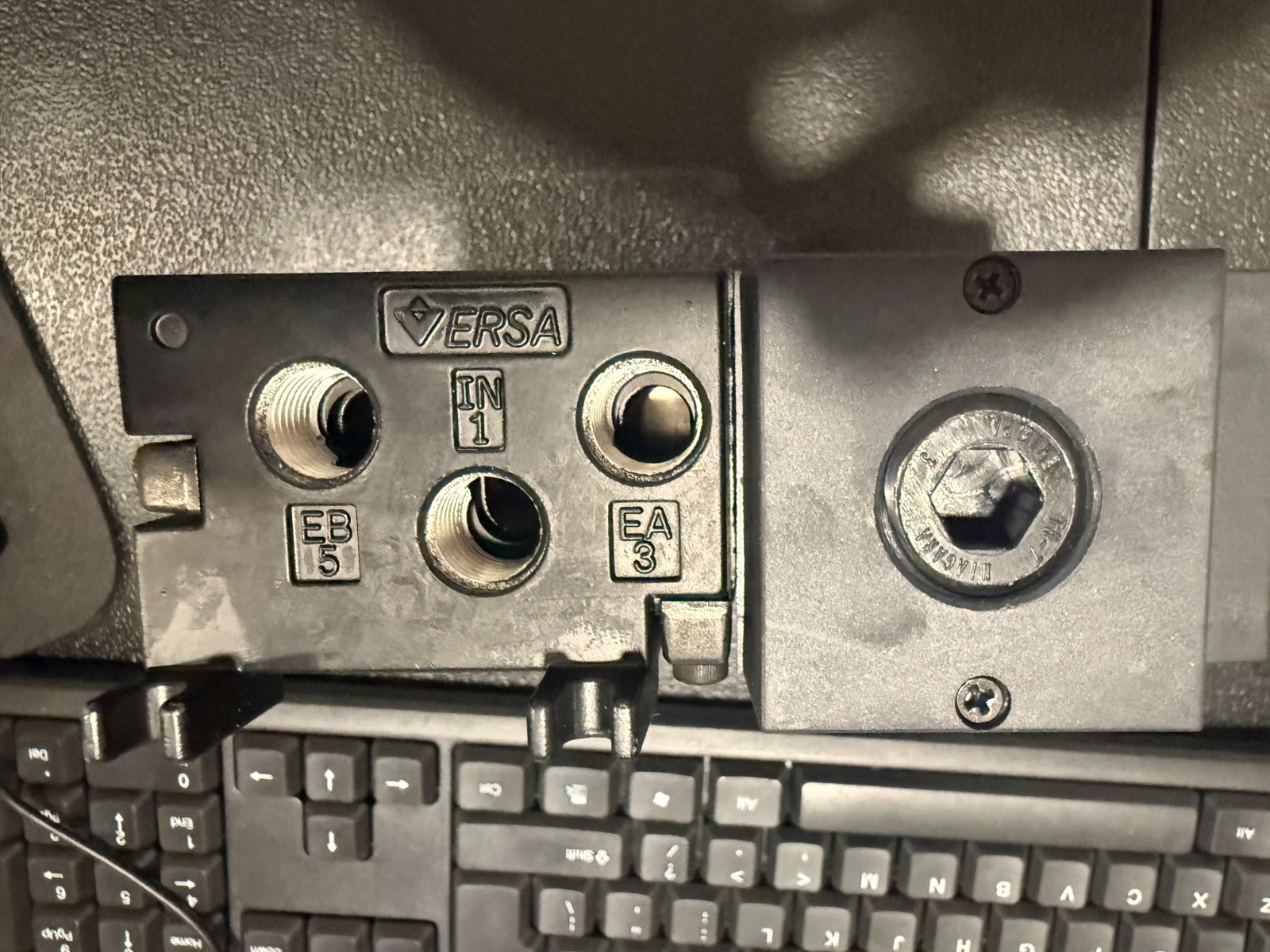 VERSA C5M-4302-5-PL-X-E4-XS4-D024 PNEUMATIC AIR BLOCK 24v DC. FREE SHIPPING