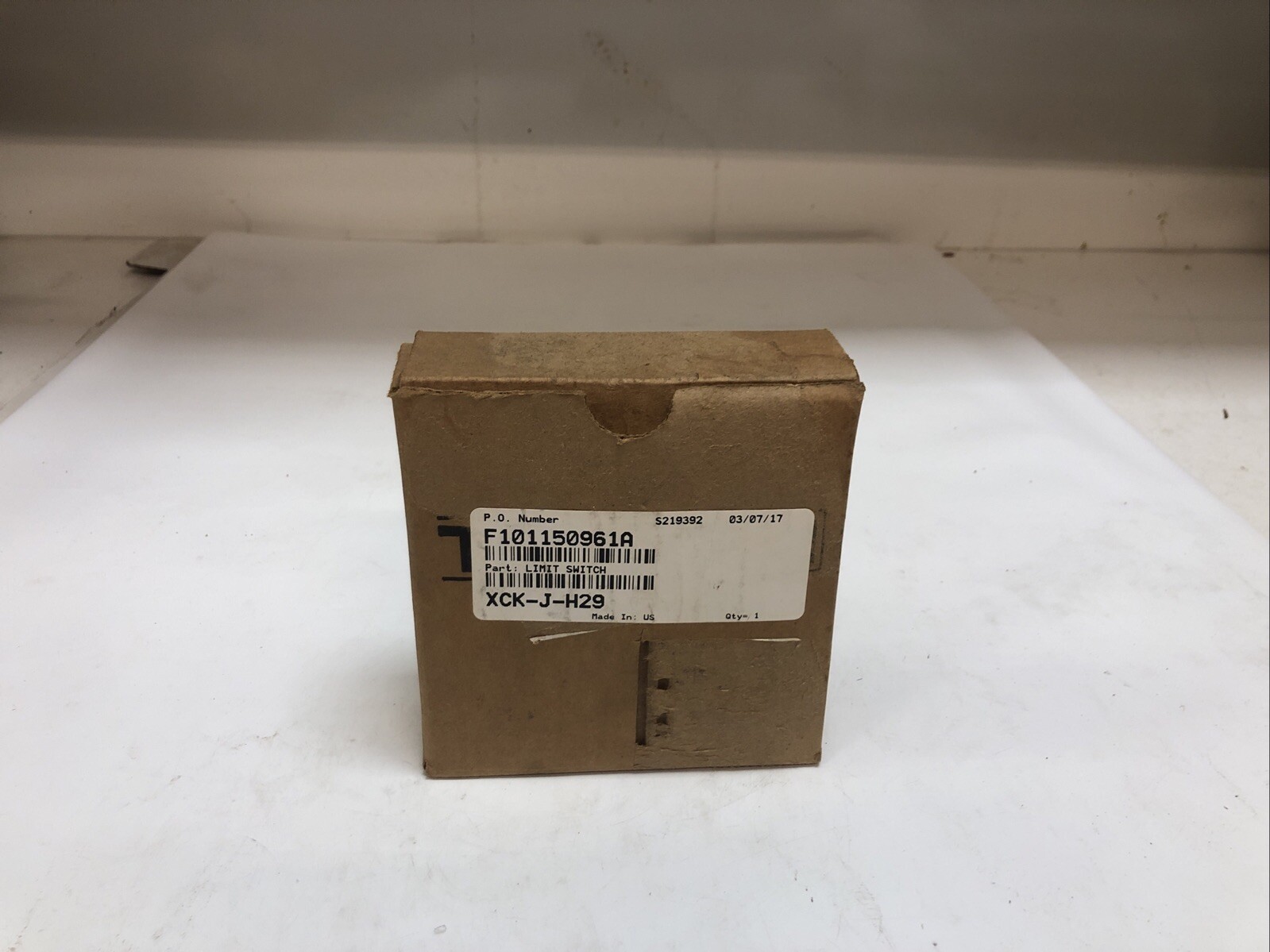 1 New Telemecanique Limit Switch With Arm XCK-J…H29, Ui 500V, AC 15. 240V 3A