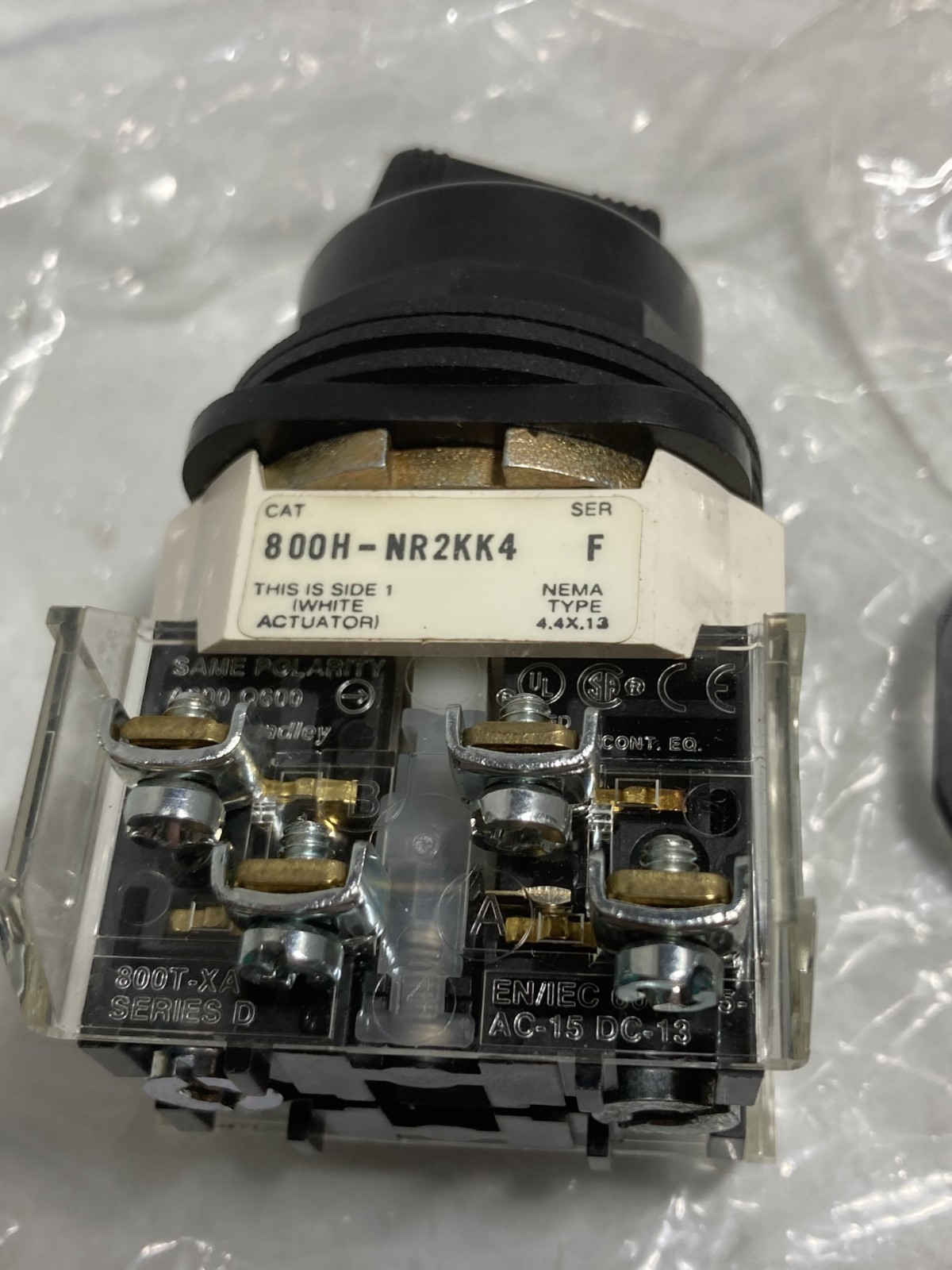 ALLEN BRADLEY 800H-NR2KK4B SELECTOR SWITCH 4 POS MAIN 2NO/2NC SERIES F NNB