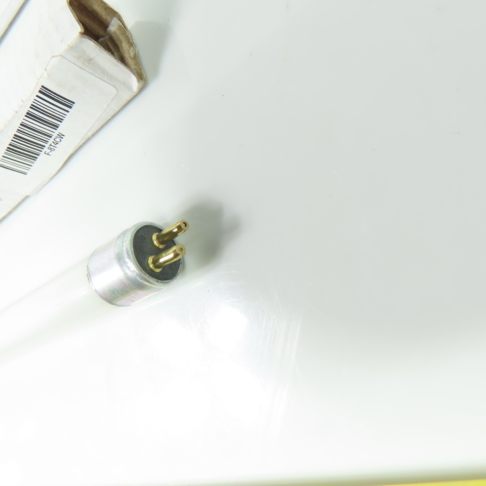 F8T4-CW/10.5″ 8W Cool White 4100K Fluorescent Bulb 10.5″ NEW Lot Of 2