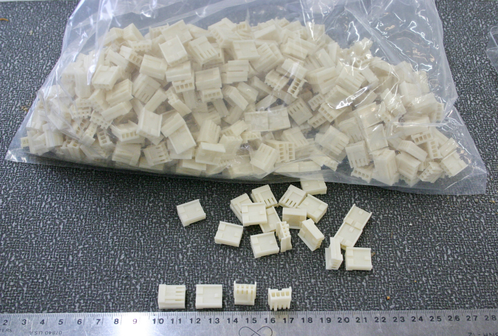 650 Pieces AMP 171880-4 Housing for 4 Pin 2.5mm 3.5″ Drive Power Connector NOS