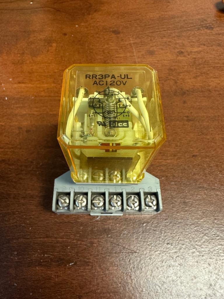 IDEC RR3PA-UL Relay & SR3P-06 Socket Base