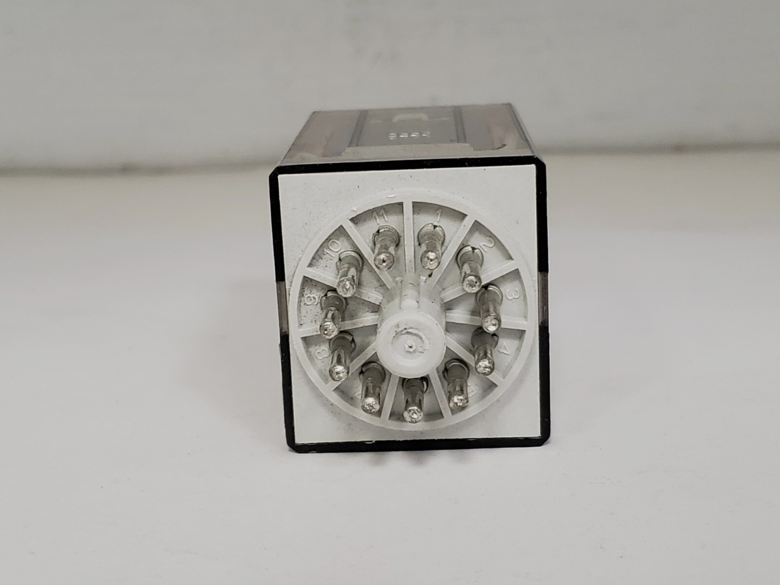 ALLEN BRADLEY 700-HA33A24-3-4 RELAY PUSH-TO-TEST 10A 24V AC 50/60HZ SER D NIB