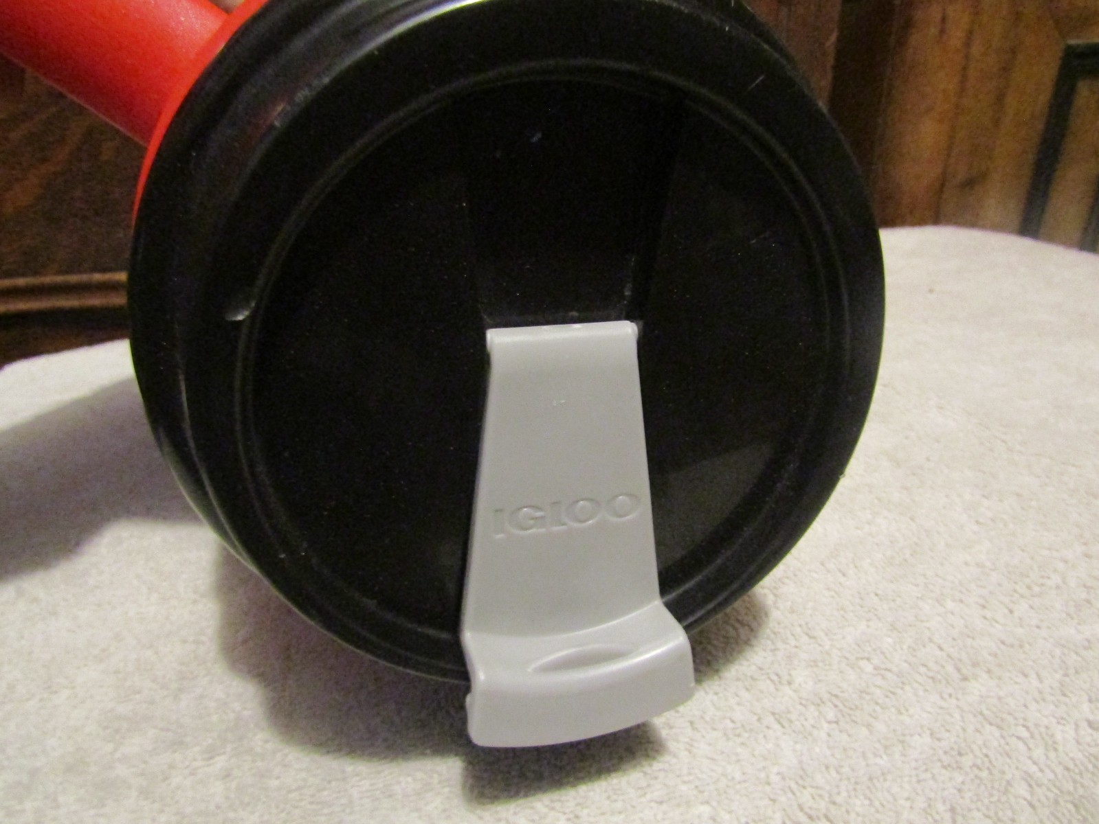 IGLOO Commercial Insulated Mug 1/2 gallon Red and Black Hot Cold. OS-IM532A-3