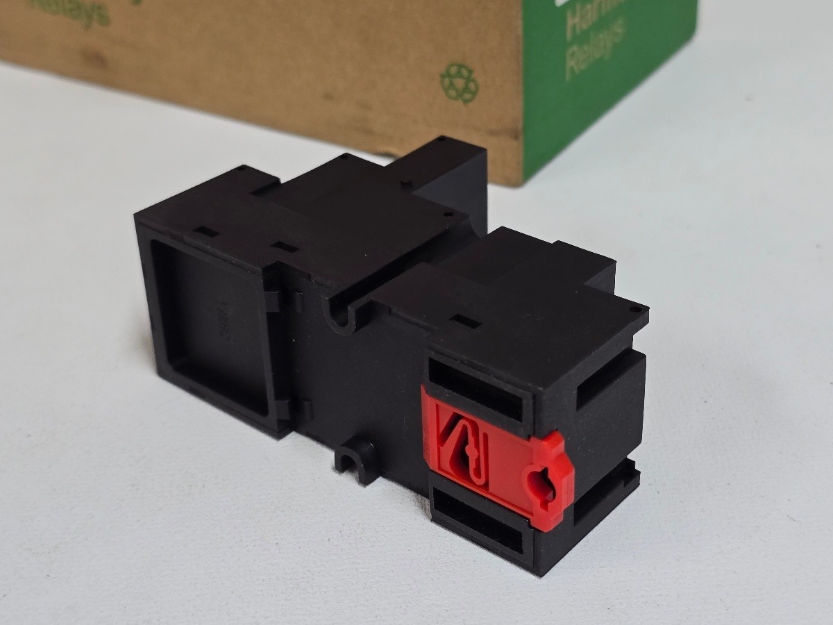 Lot of 10 Schneider Electric RUZSC3M Relay Sockets Harmony 3CO 12A 250V