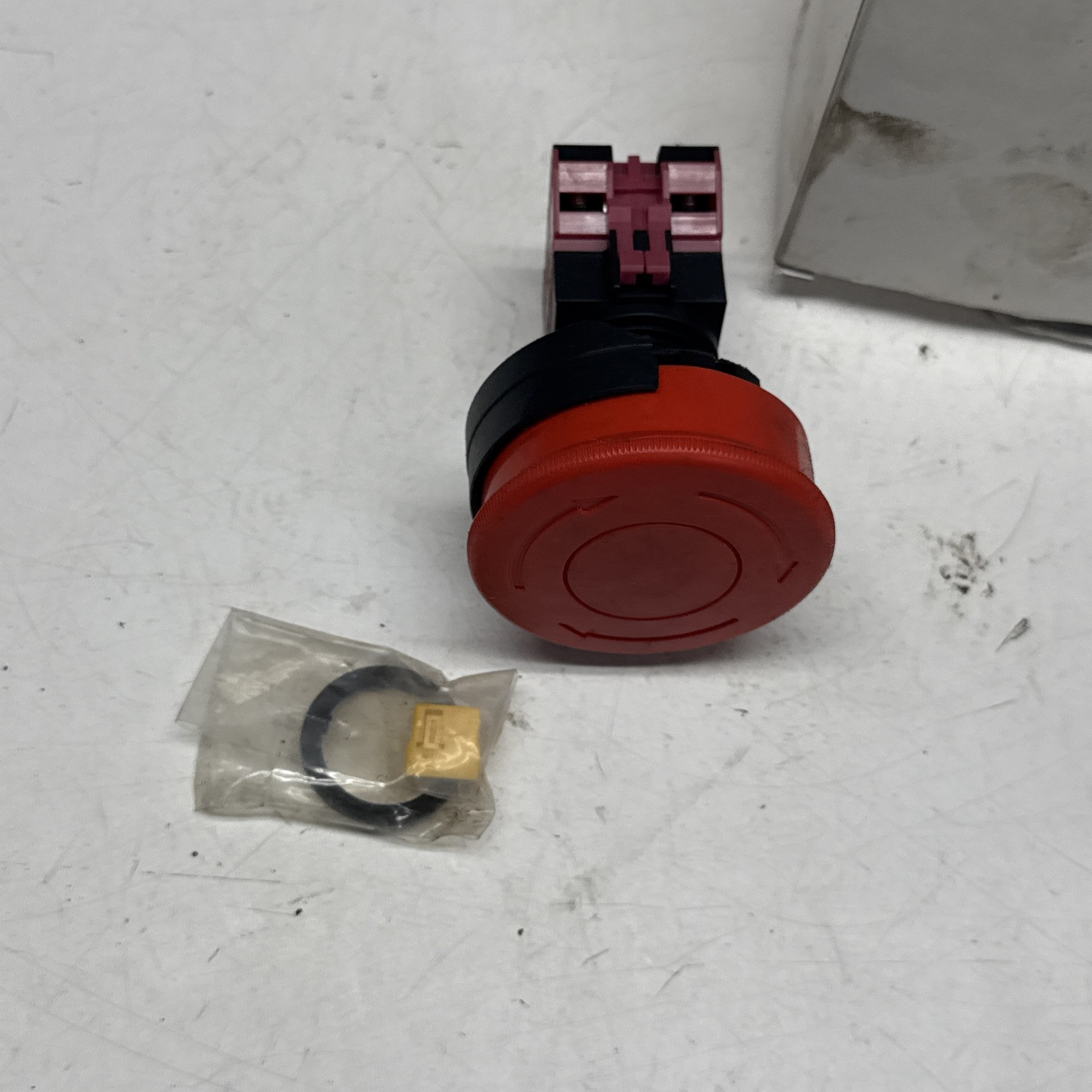 1 NEW IDEC HW1B-V5F02-R EMERGENCY STOP BUTTON NIB Chipped**