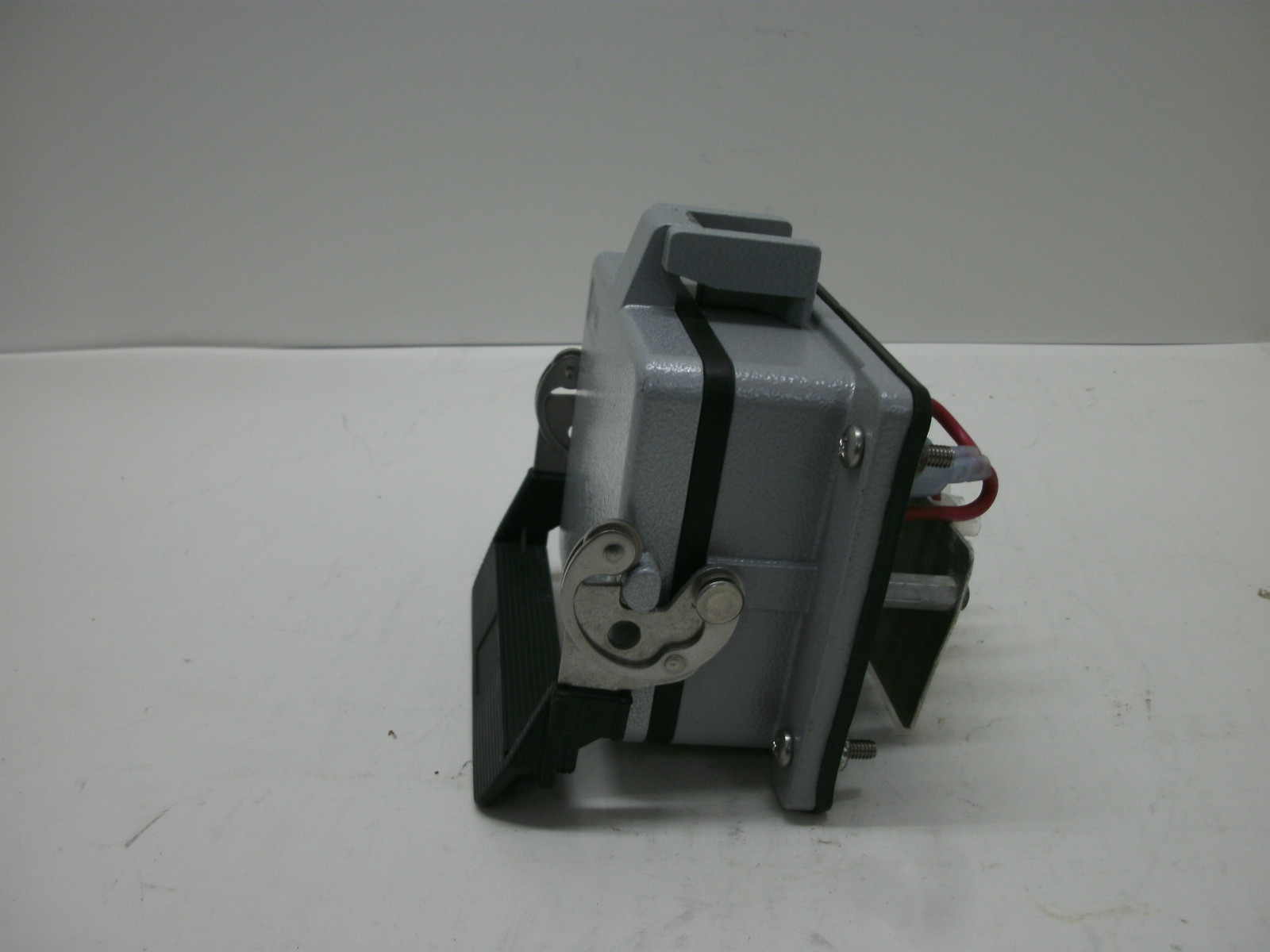 WECO PRODUCT 32D3-DH+ OUTDOOR DUAL RECEPTACLE + THE RIGHT CONNECTION 115 VAC