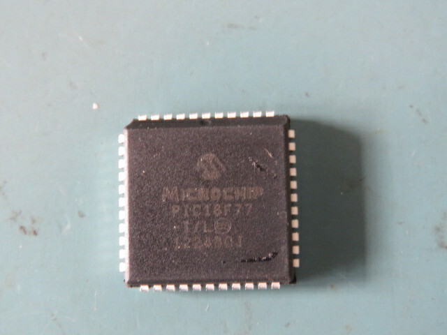 MICROCHIP TECHNOLOGY PIC16F77-I/L (PROGRAMMED) Qty of 10 per Lot PIC PIC® 16F