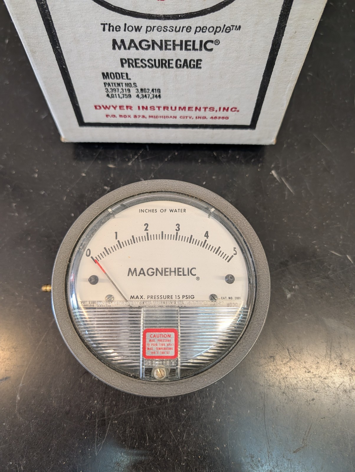 Dwyer Magnehelic 2005 Pressure Gauge 0-5 Inches of Water 15PSIG MAX