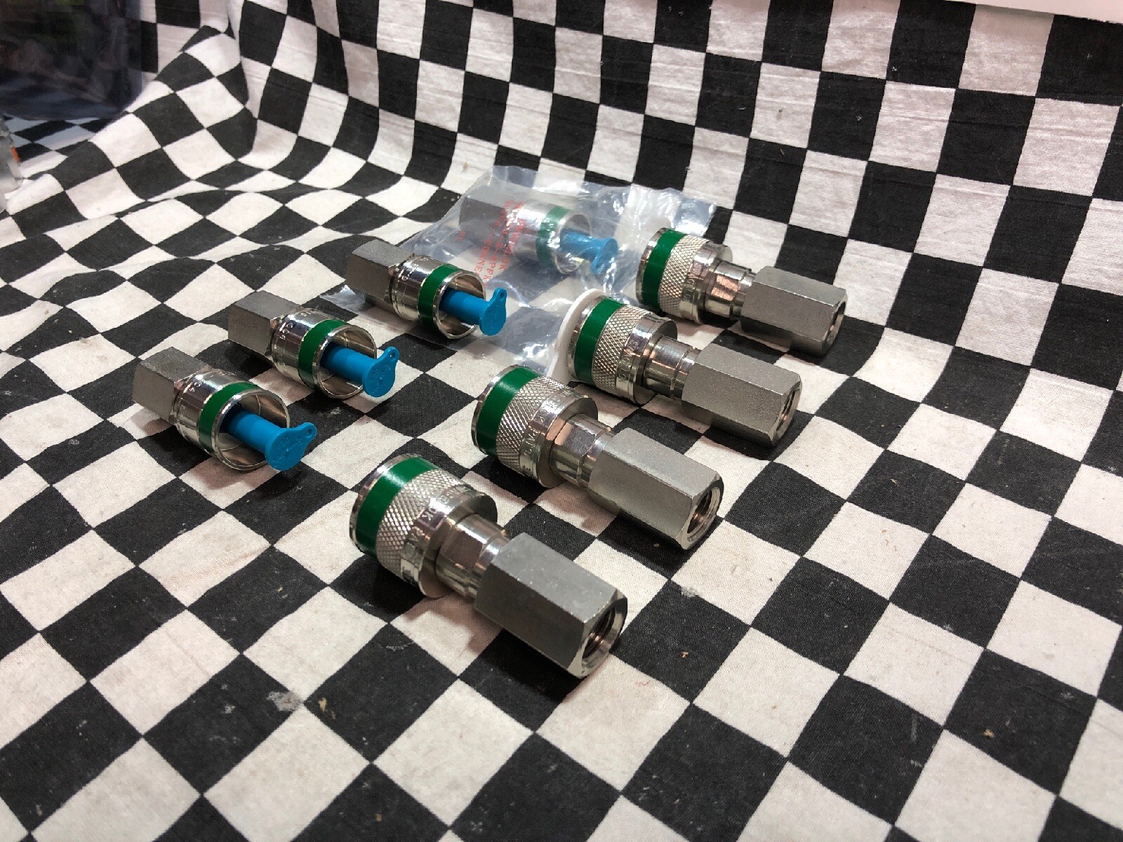 4 Sets Swagelok Quick Connect 1/4″ NPT, SS-QC4-B-4PFK3 & SS-QC4-S-4PFK3