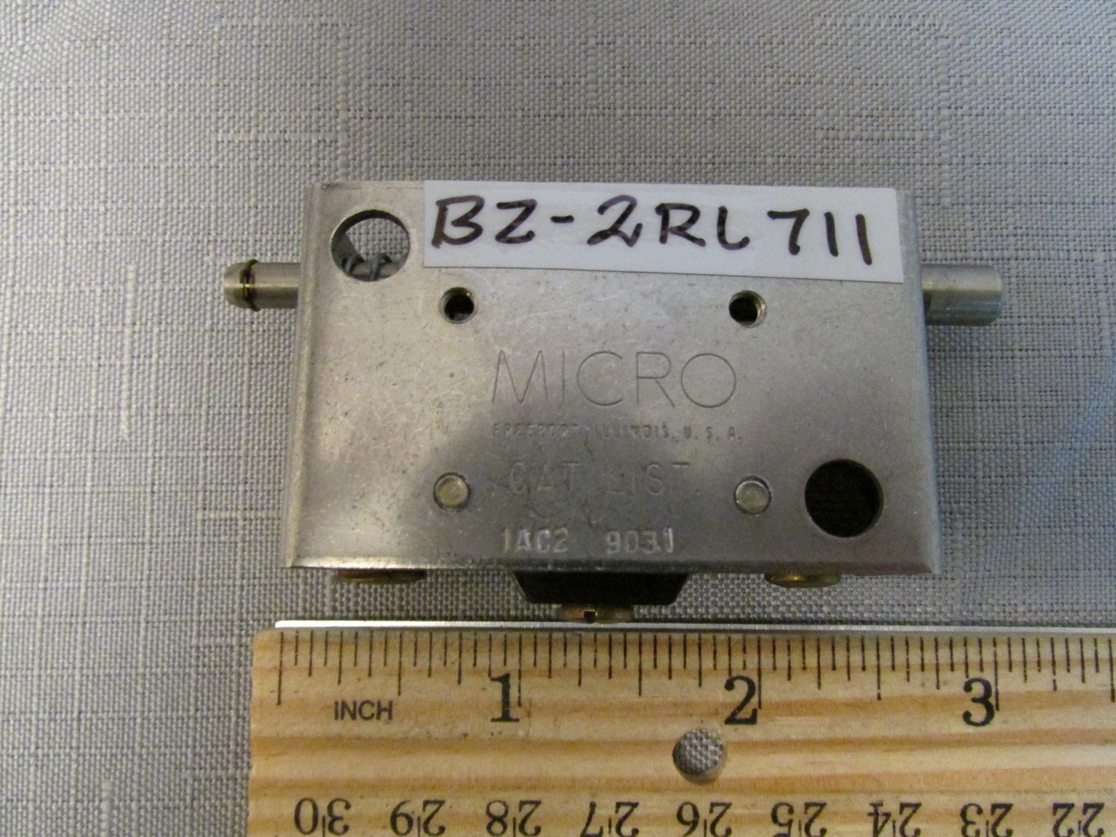 MICRO-SWITCH 15A 480V ROLLER LEVER LIMIT SWITCH BZ-2RL711 With Frame