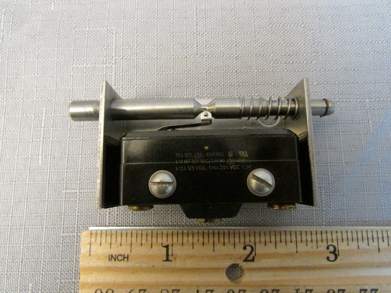MICRO-SWITCH 15A 480V ROLLER LEVER LIMIT SWITCH BZ-2RL711 With Frame