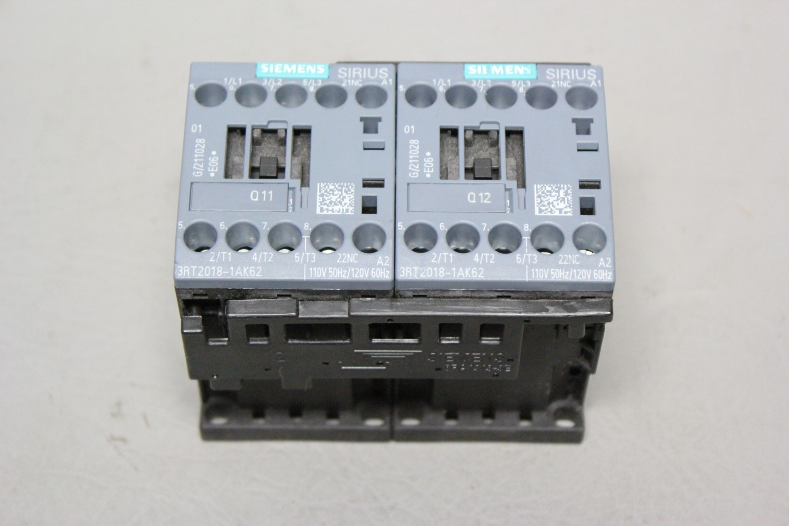 UNUSED SIEMENS REVERSING CONTACTOR 3RA2318-8XB30-1AK6