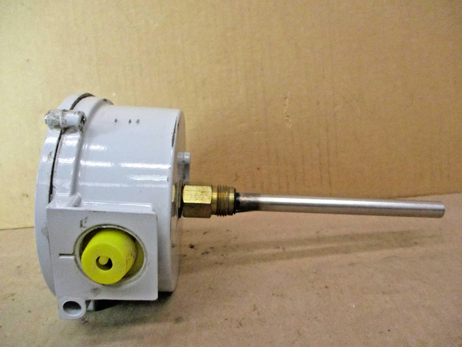 New Open Box Qualitrol Corp. 167-237-01 DAL-082-15 Temperature Gauge 53707DN