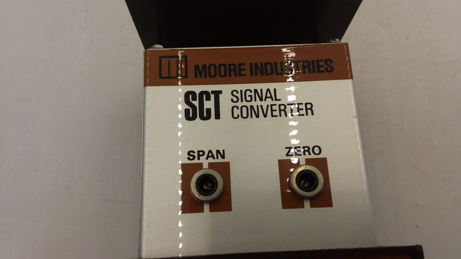 MOORE INDUSTRIES SCT/0-1V/0-1V/117AC SIGNAL CONVERTER 117VAC 50/60HZ 5W NNB