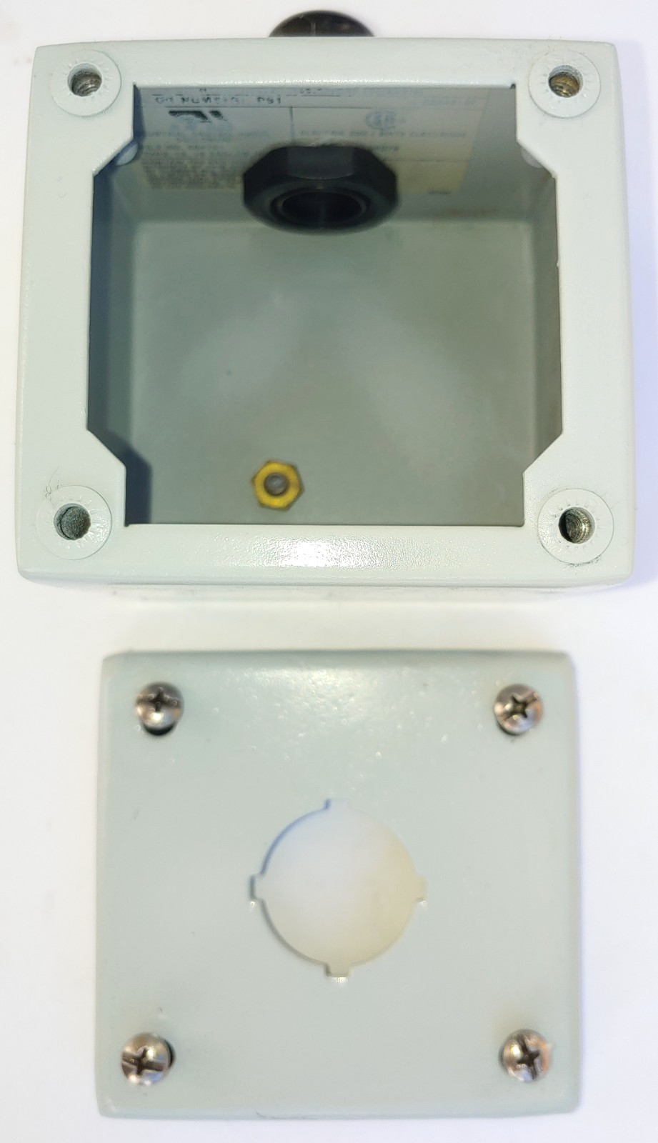 Wiegmann Hubbell PB1 Push Button Switch Enclosure 4x3x3 + 1/2″ Cord Grip USA