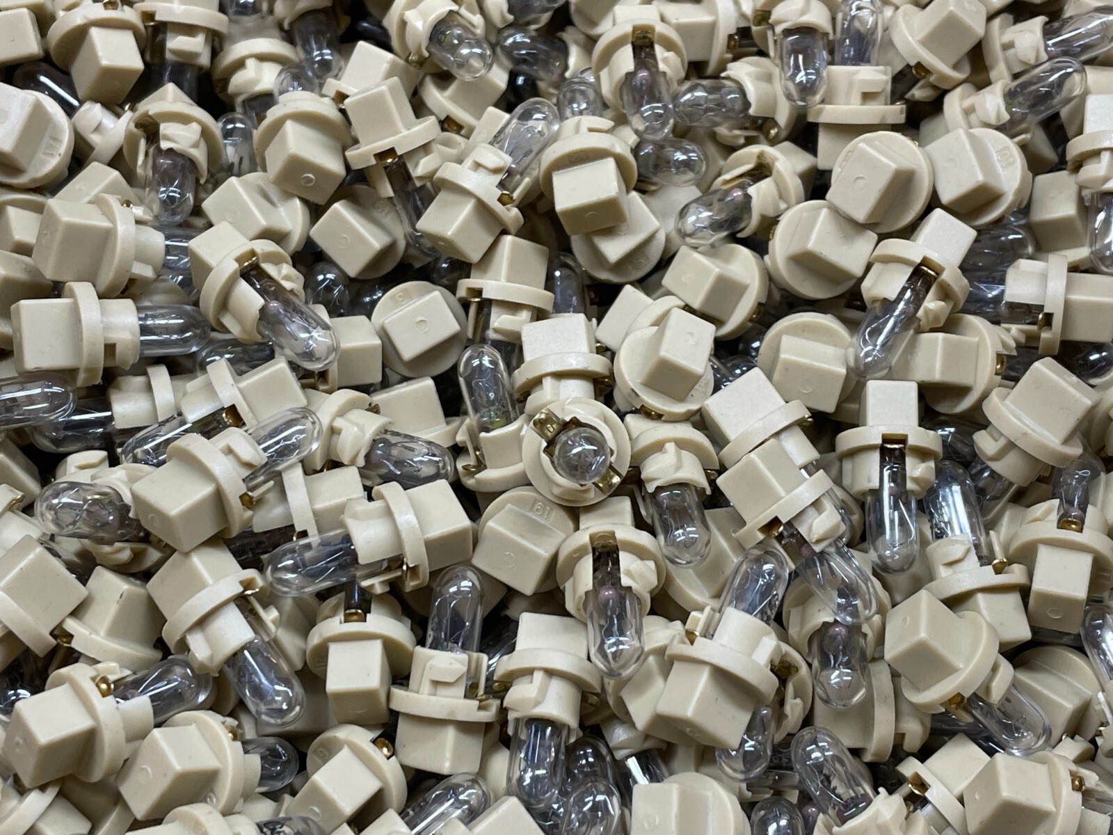 100-PCS CHICAGO MINIATURE P55750203 LAMP SOCKET RT-1 3/4 W/ GE 73 Miniature Bulb