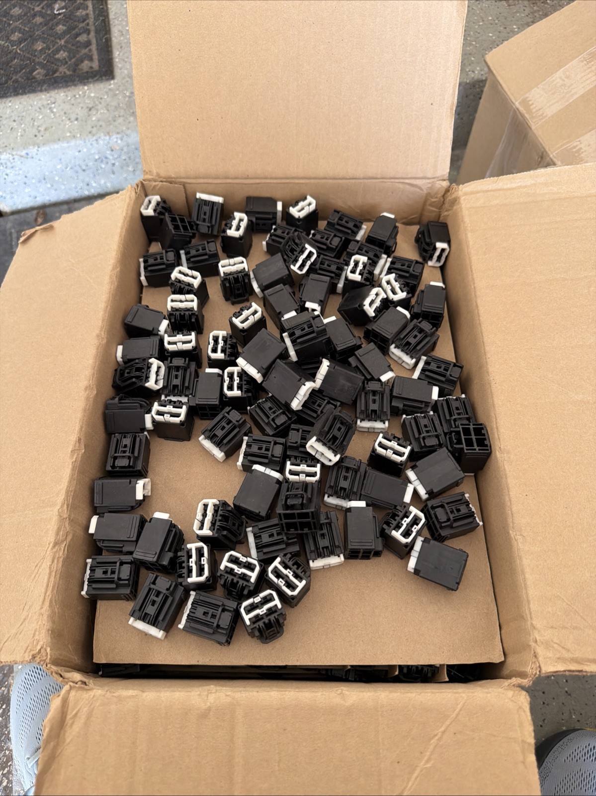 Lot of 999+ YAZAKI 7287-3831-30 Kaizen 6.3 Unsealed Connector.