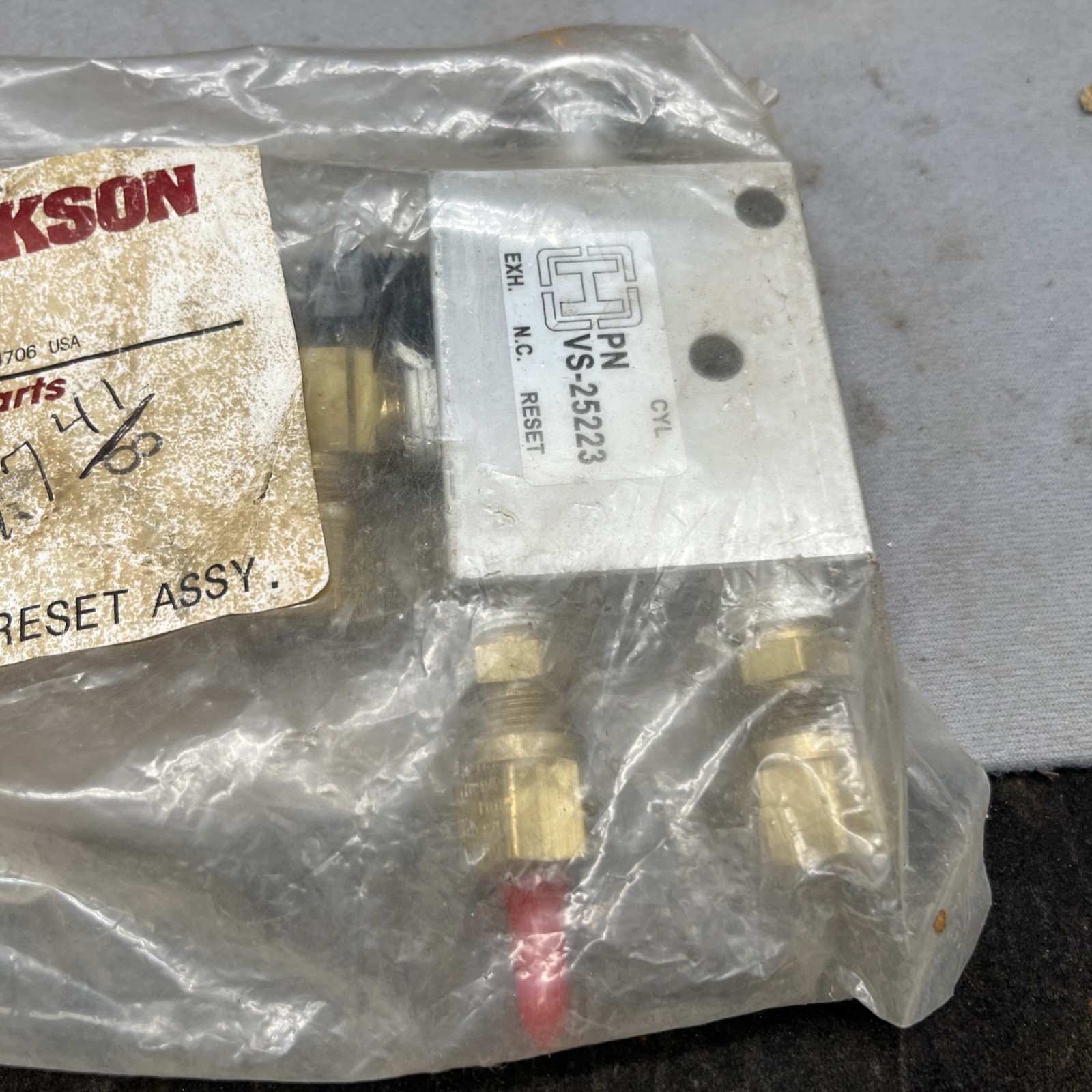 @JO1.60 HENDRICKSON VS-25224 3-WAY AUTO-RESET VALVE W/FITTINGS New Genuine