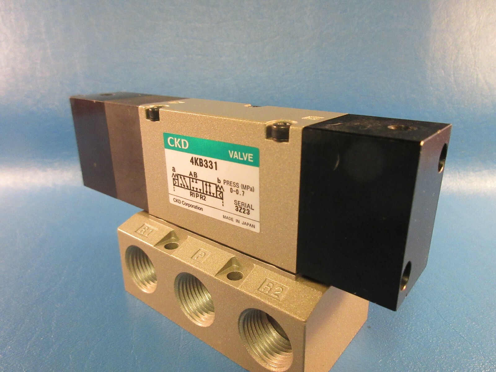 CKD 4KB331 Pneumatic Valve with Manifold, Five 1/4″ Ports