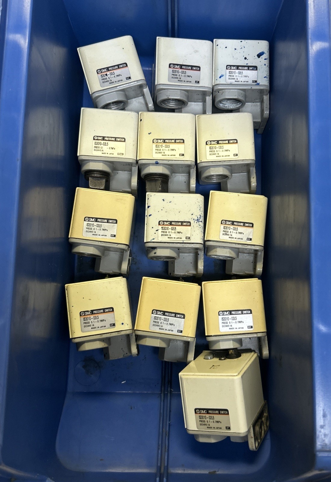 SMC,IS3010-02L5,PNEUMATIC PRESSURE SWITCH LOT OF 13