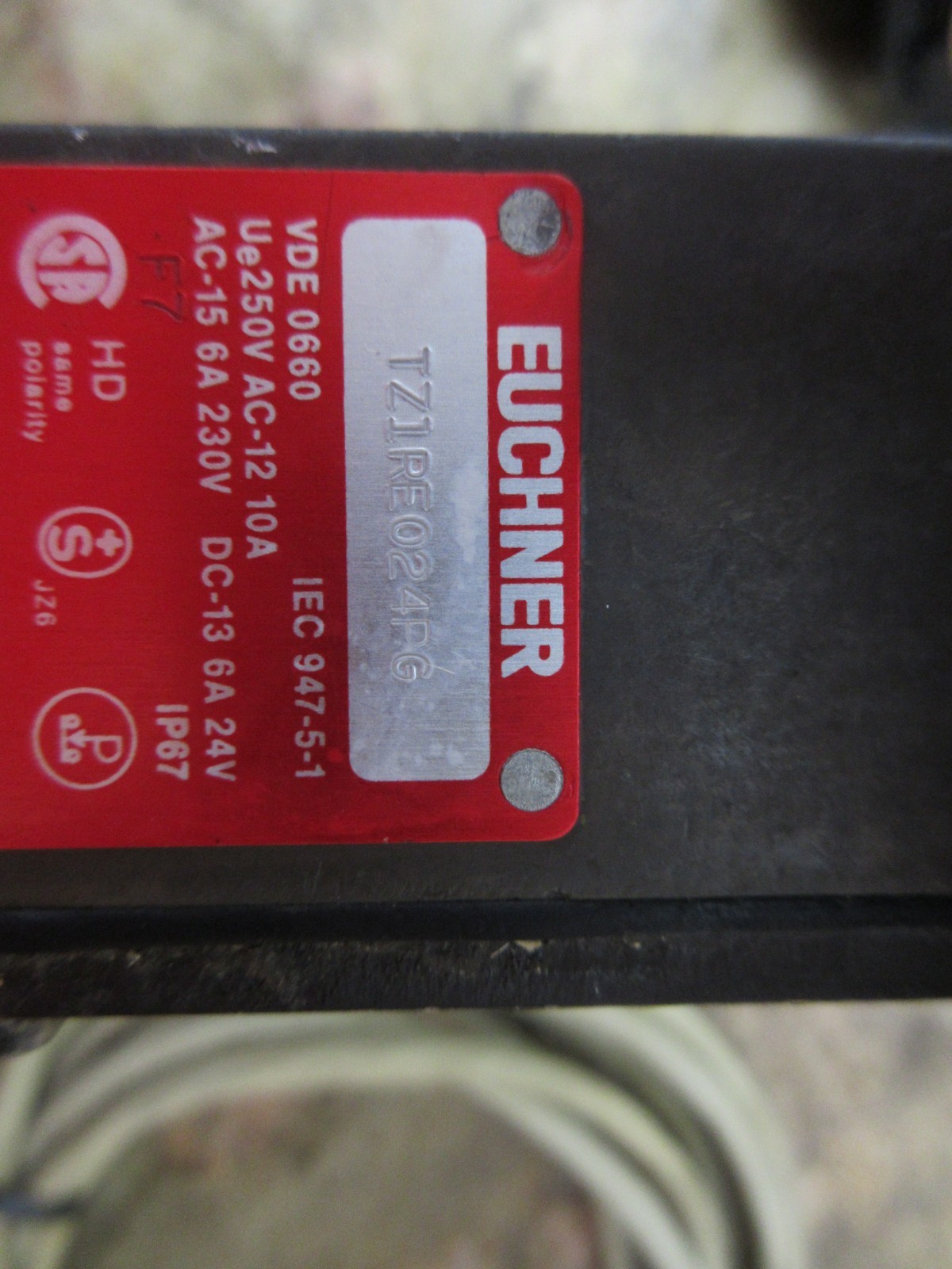 HARDINGE GT-27 EUCHNER INTERLOCK SWITCH TZ1RE024PG-R C1635 AC-15 6A 23V D6