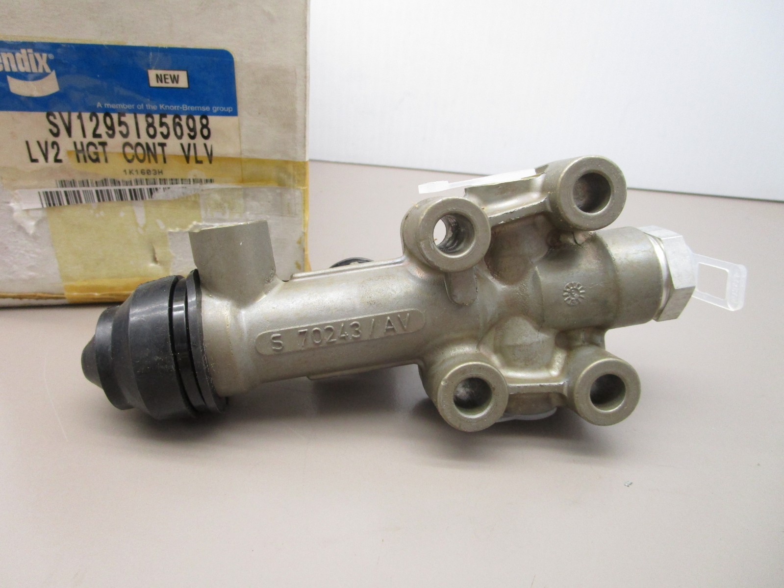 Bendix SV1295I85698 Air Ride Height Control Valve LV2 HGT 1/8″ Ports