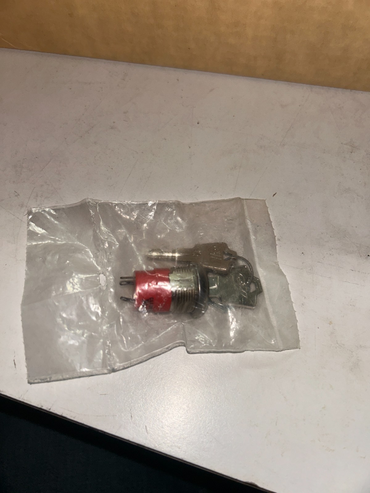 Amphenol 90F3232 Lock & Key