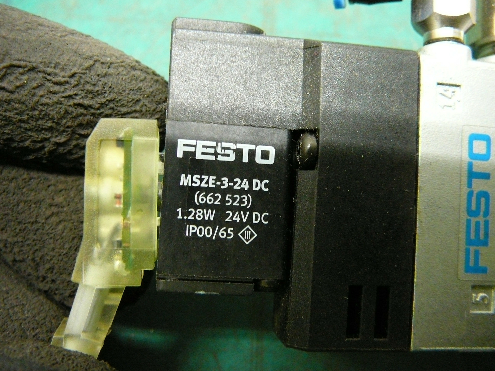 FESTO SOLENOID VALVE CPE14-M1BH-5/3ES/1/8 W/2X MSZE-3-24 DC COILS 24VDC 1.28W