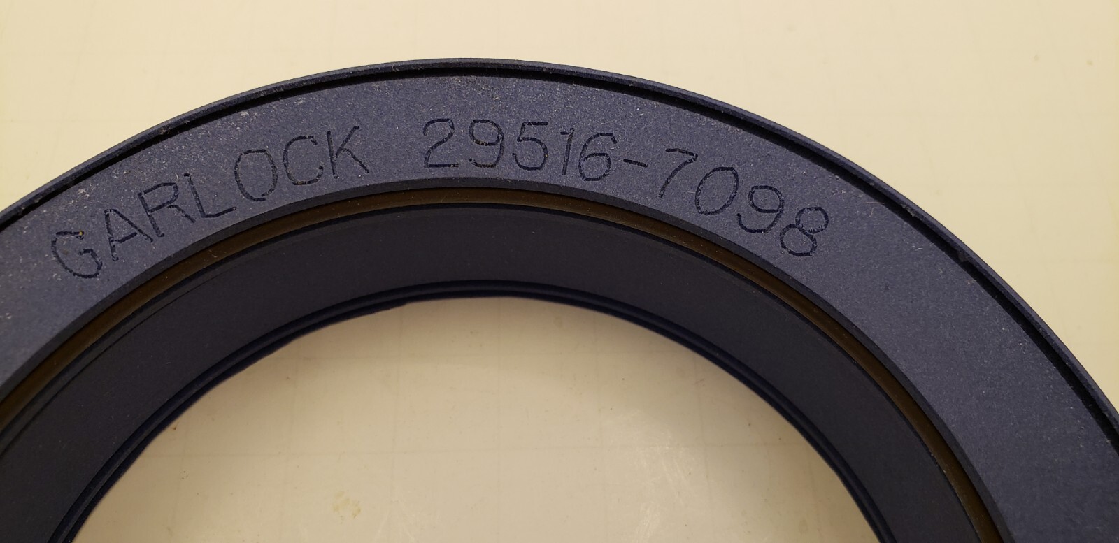 KLOZURE GARLOCK 29516-7098 ISO-GARD BEARING ISOLATOR, 3.938″x4.960″x0.994″, NIB