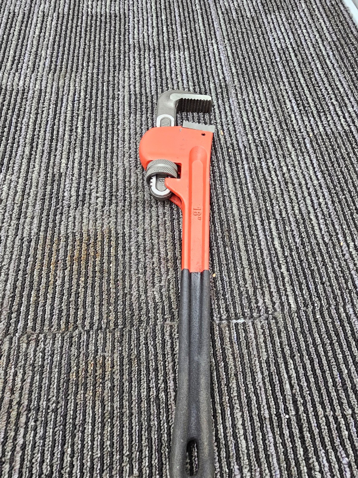 18″ Serrated Jaws Straight Pipe Wrench 16″ L x 3″ W