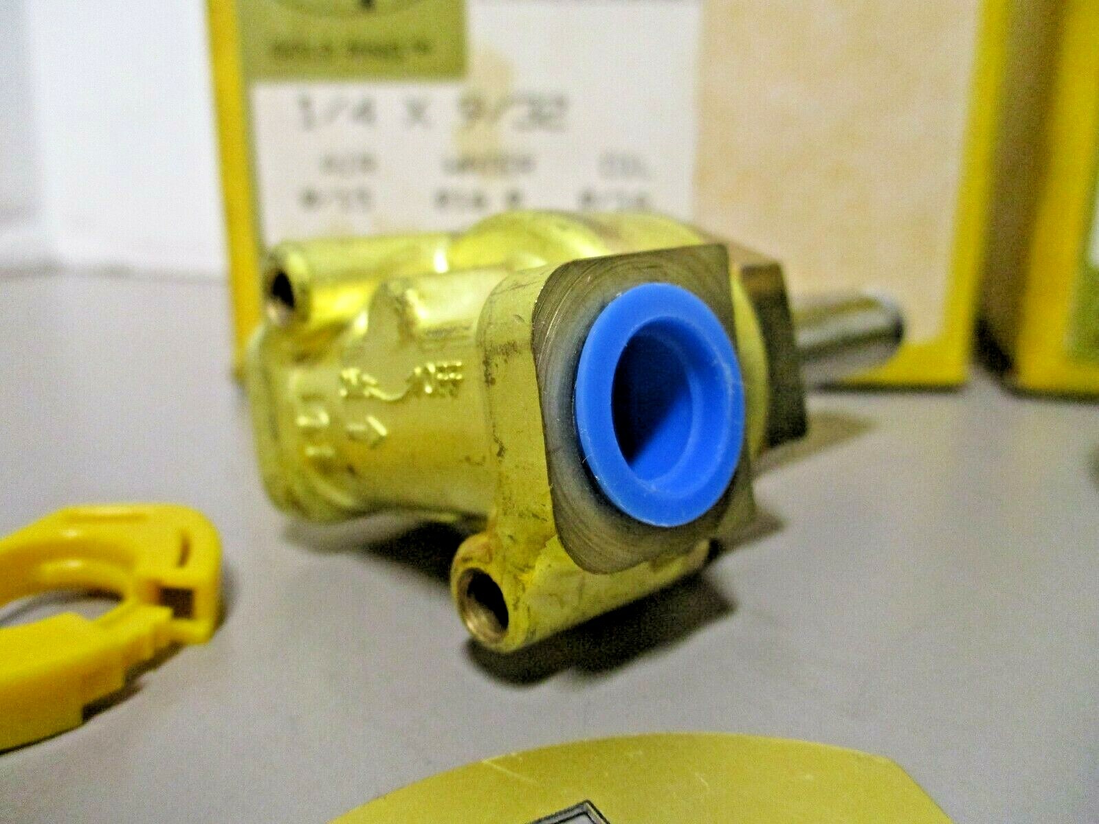 Parker 04F20C2118A1F Unit Valve 1/4 x 9/32 with 1FGC75 Type 1F 12vdc Solenoid