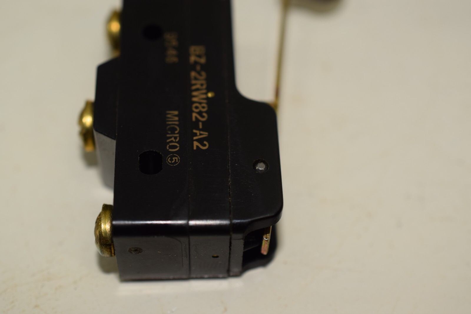 Micro Switch Selecta BZ-2RW822-A2-BG, Roller Lever, Bottom Facing
