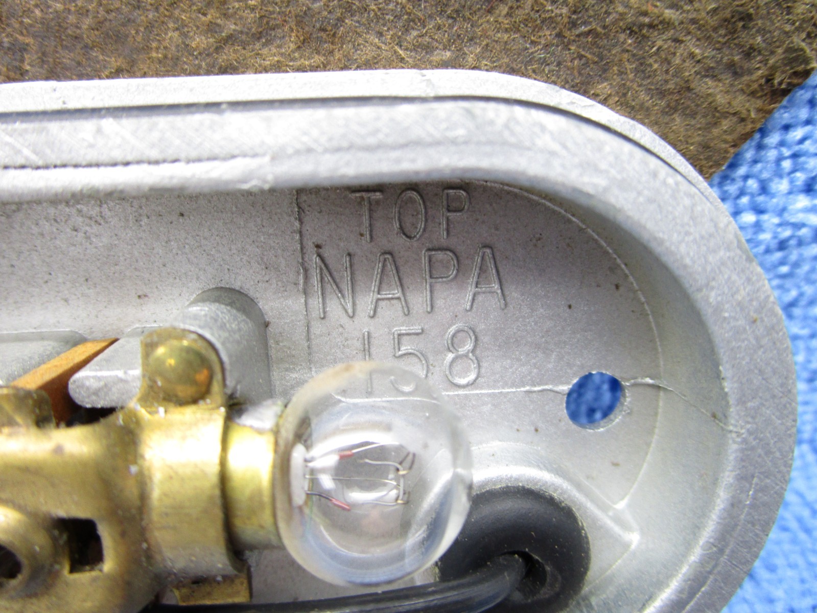 NAPA 158 Metal Lamp Housing 4″x2″ Oval Base