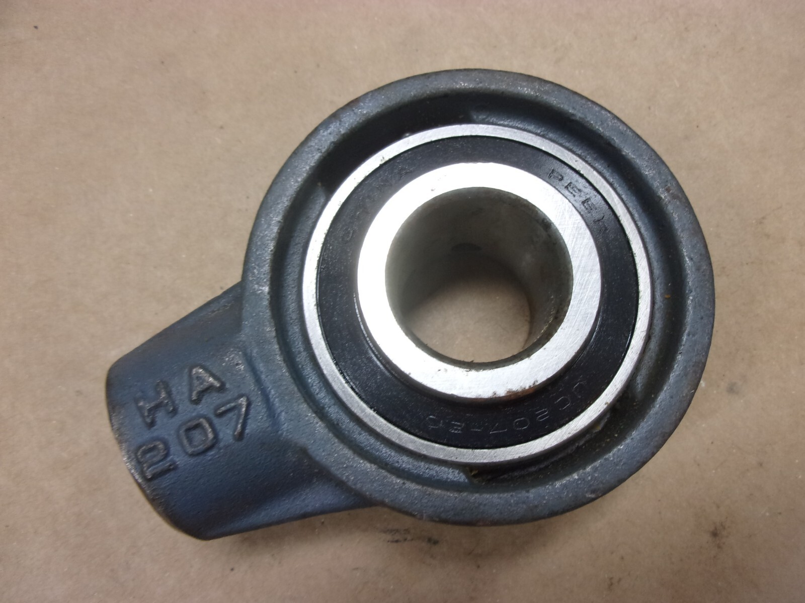 Peer Hanger Support Bearing UC207-20 Shaft 1 1/4” Thread Size 3/4 – 14 HA207 NOS
