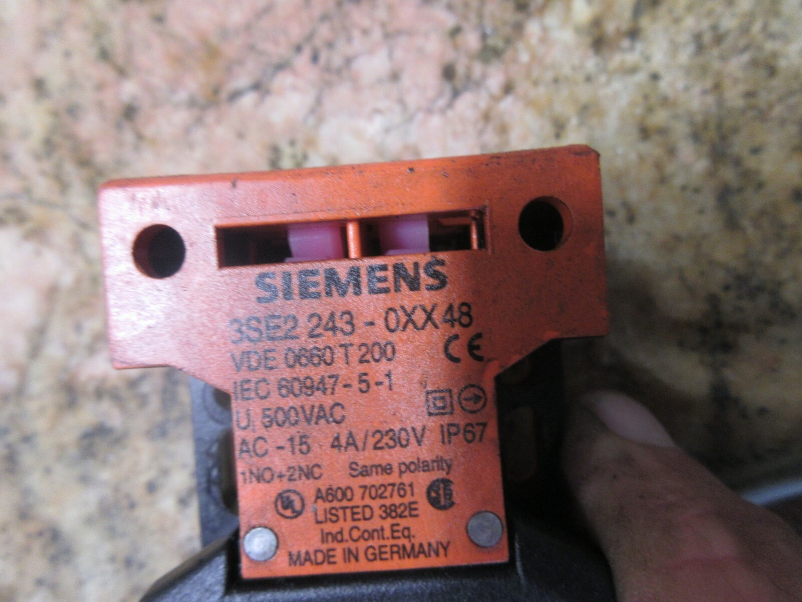 SIEMENS INTERLOCK SWITCH 3SE2 243-0XX48 VDE 0660 T200 IEC 60947-5-1 500VAC AC-15