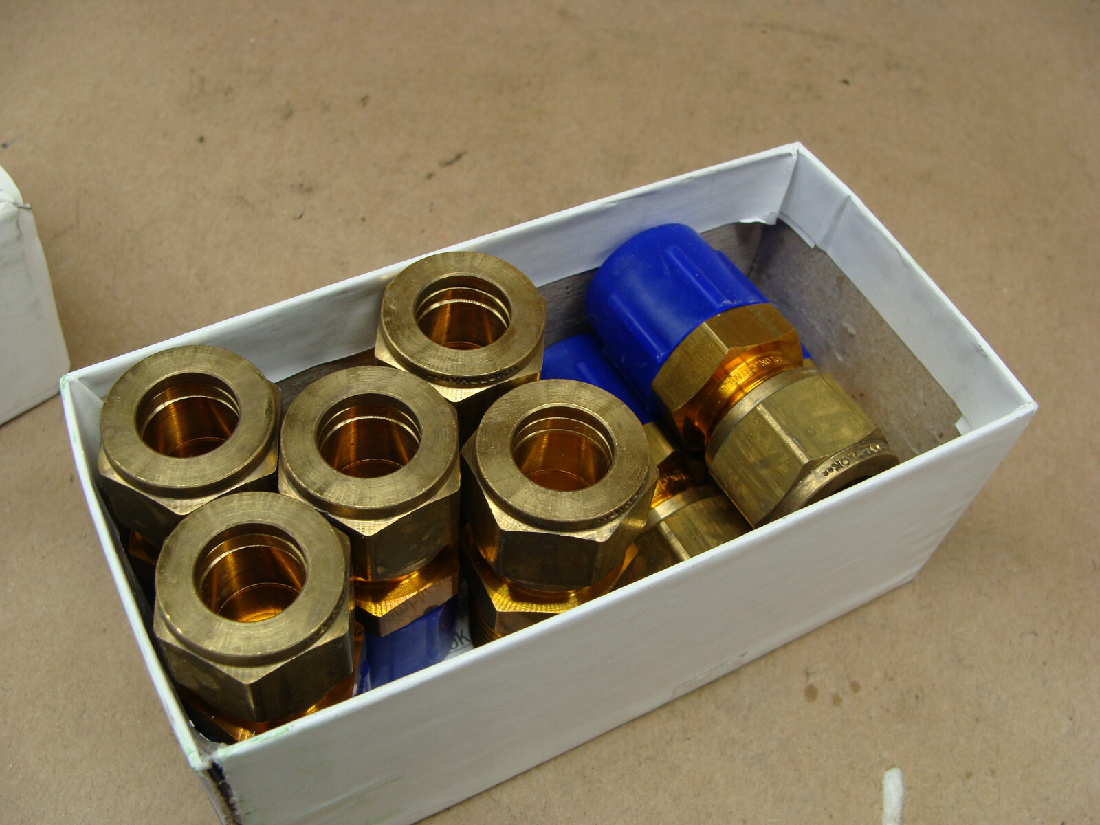BOX OF 8 HOKE GYROLOK 8CM8BR MALE CONNECTORS 1/2″