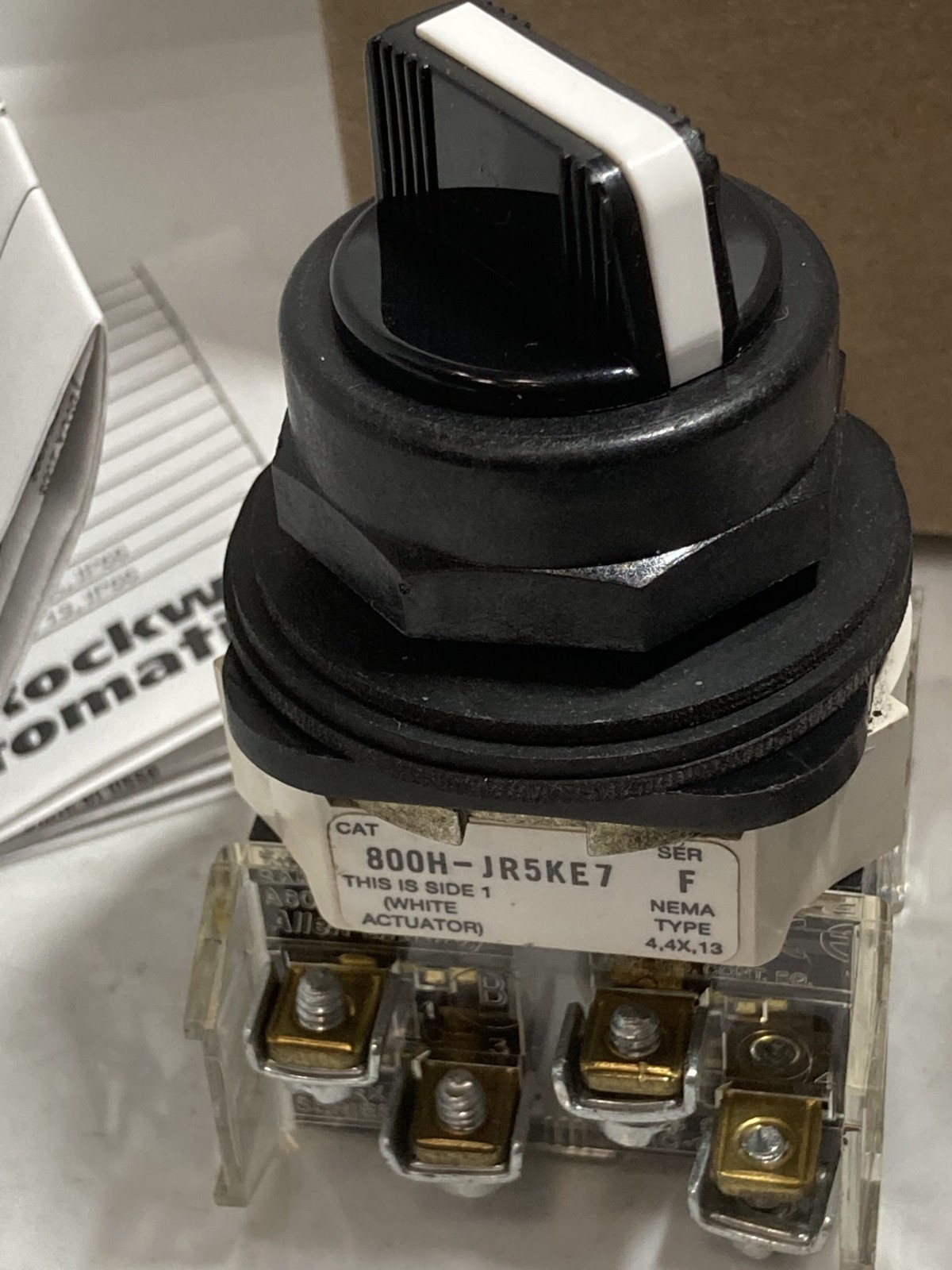 ALLEN BRADLEY 800H-JR5KE7B SELECTOR SWITCH 3 POS SP RET RIGHT 2NO/2NC SER F NIB