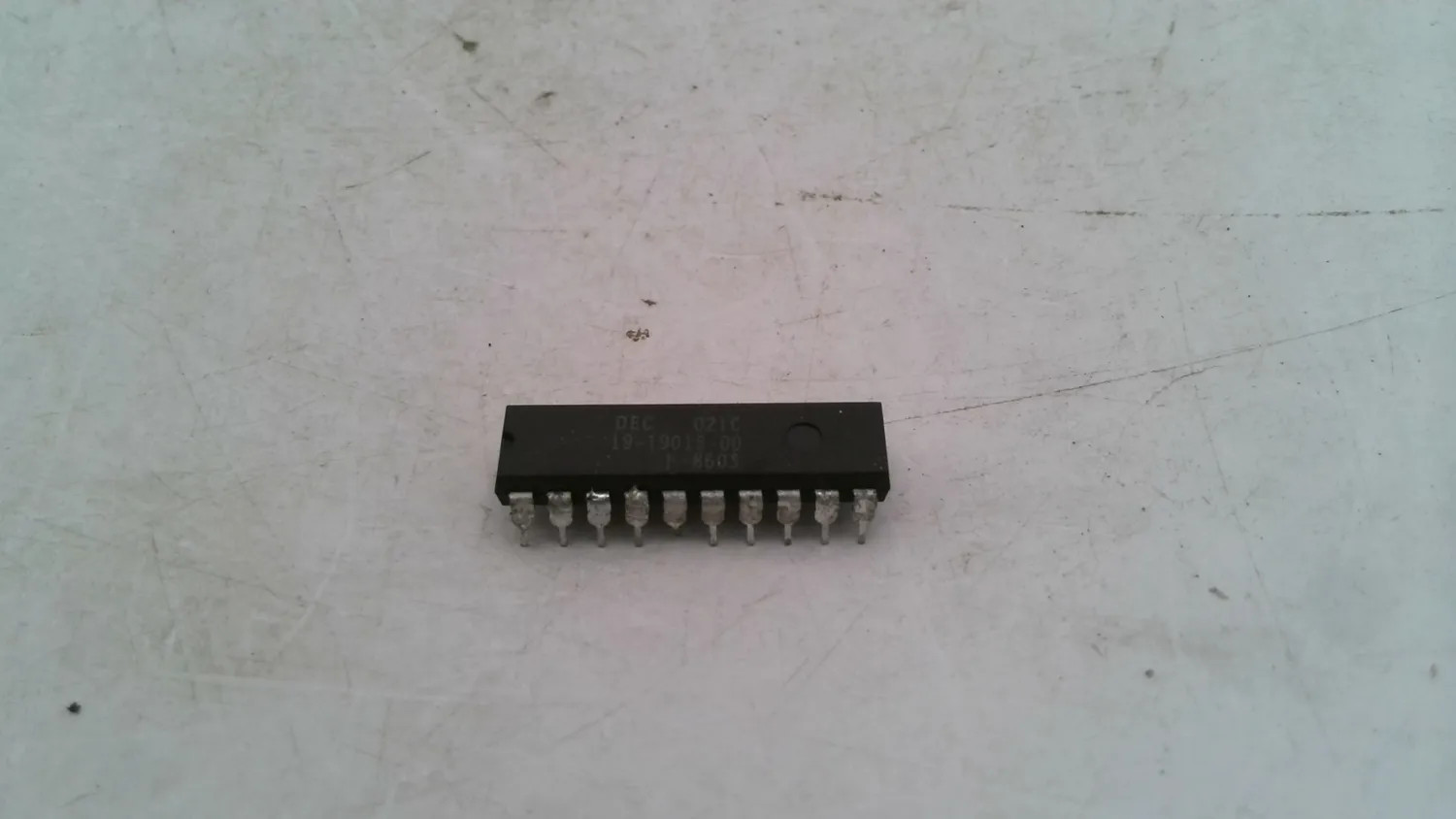 DEC 19-19015-00 DIP INTEGRATED CIRCUIT VINTAGE DIGITAL IC