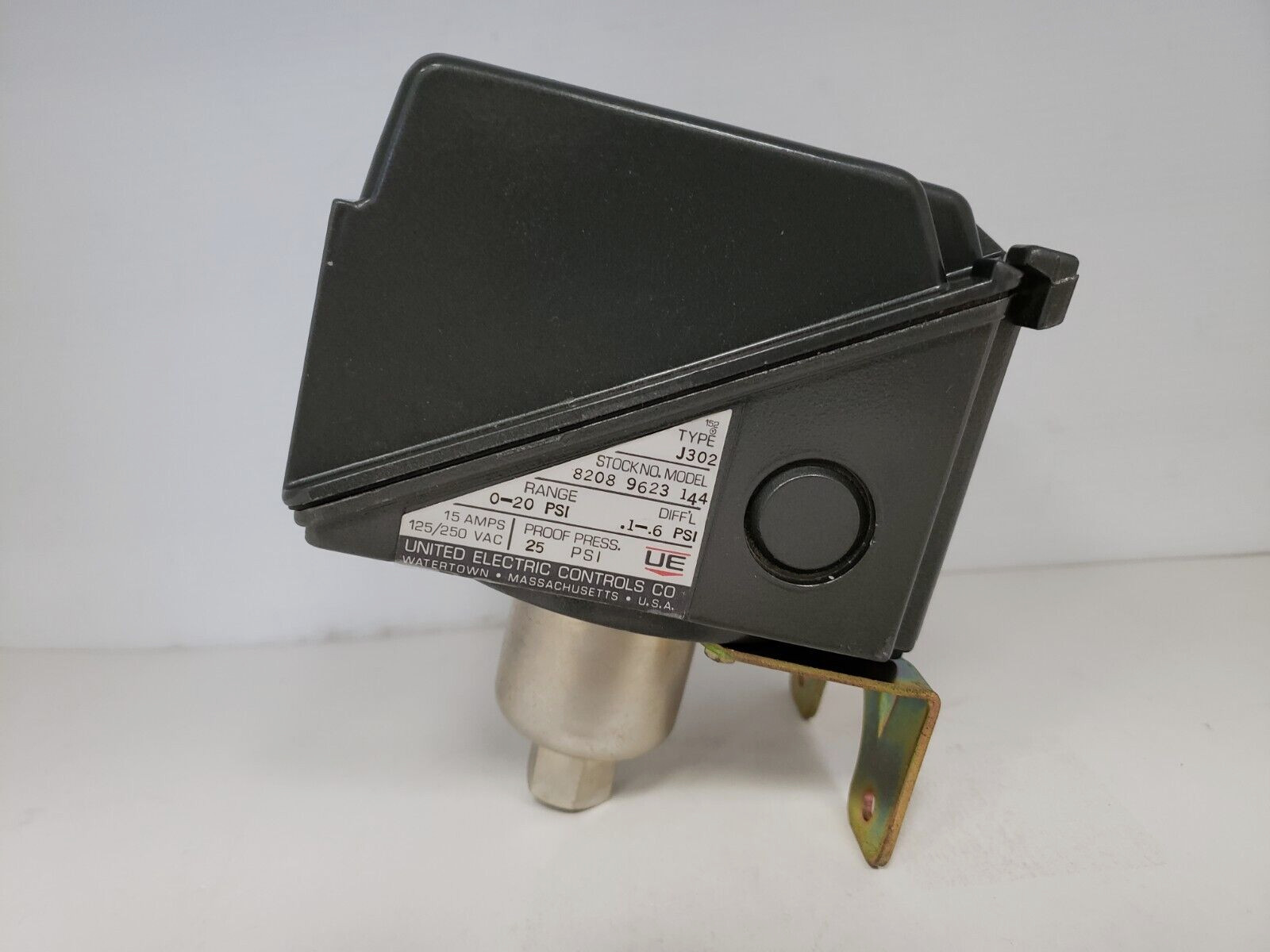 UNITED ELECTRIC J302 8208 9623 144 PRESSURE SWITCH 15A 125/250 VAC NIB