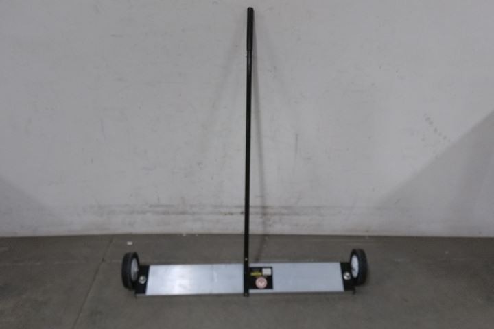 Mag-Mate FS3600 36 In Magnet Length 240 Lb Pull Cap Magnetic Floor Sweeper