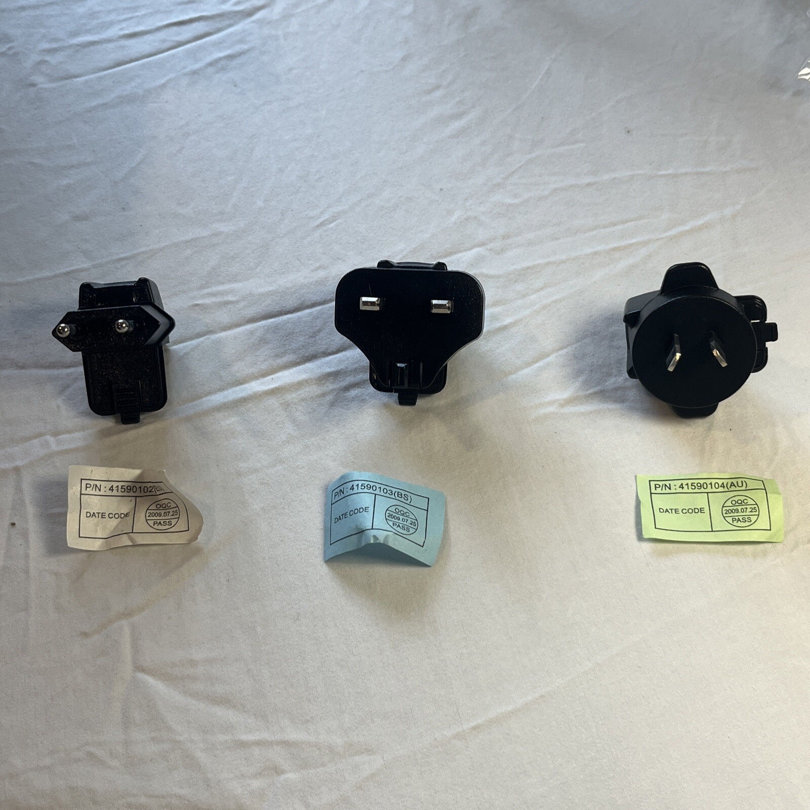 Travel Adaptors 41590102 (EU) 41590103 (BS) 41590104 (AU) 3 PIECE 4A00.309 Tom