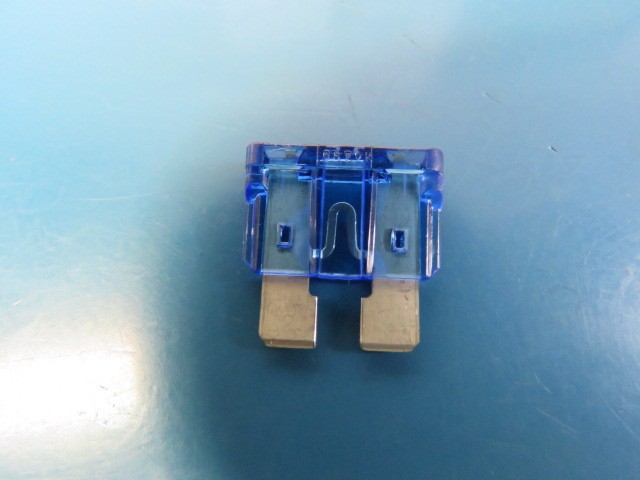 LITTLE FUSE 0257015.PXPV Qty of 100 per Lot 15A AC 32V DC Fuse Automotive Holde