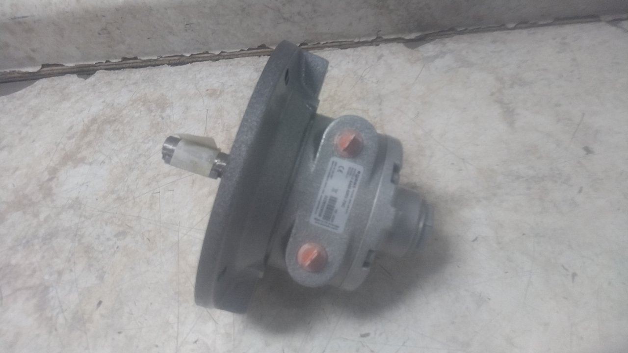 Gast 4AM-NRV-70C 1.7 Output HP 3000 RPM 35 In-Lb Torque 72 Max CFM Air Motor